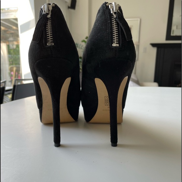 NINE WEST. classic black suede pumps. Size 7 - Picture 3 of 5